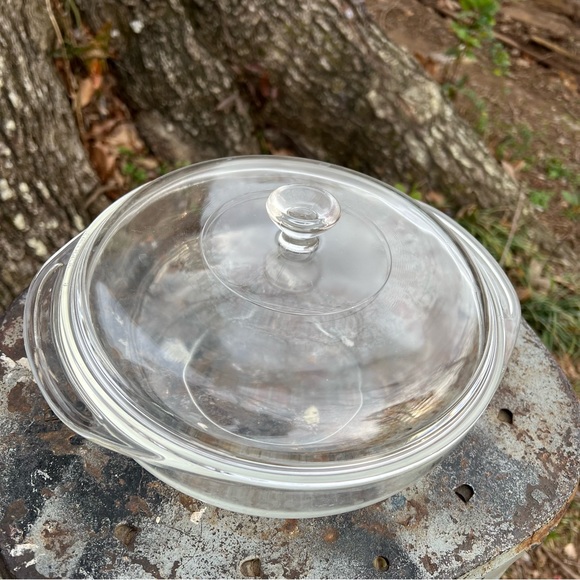Vintage Pyrex casserole dish - Picture 1 of 3